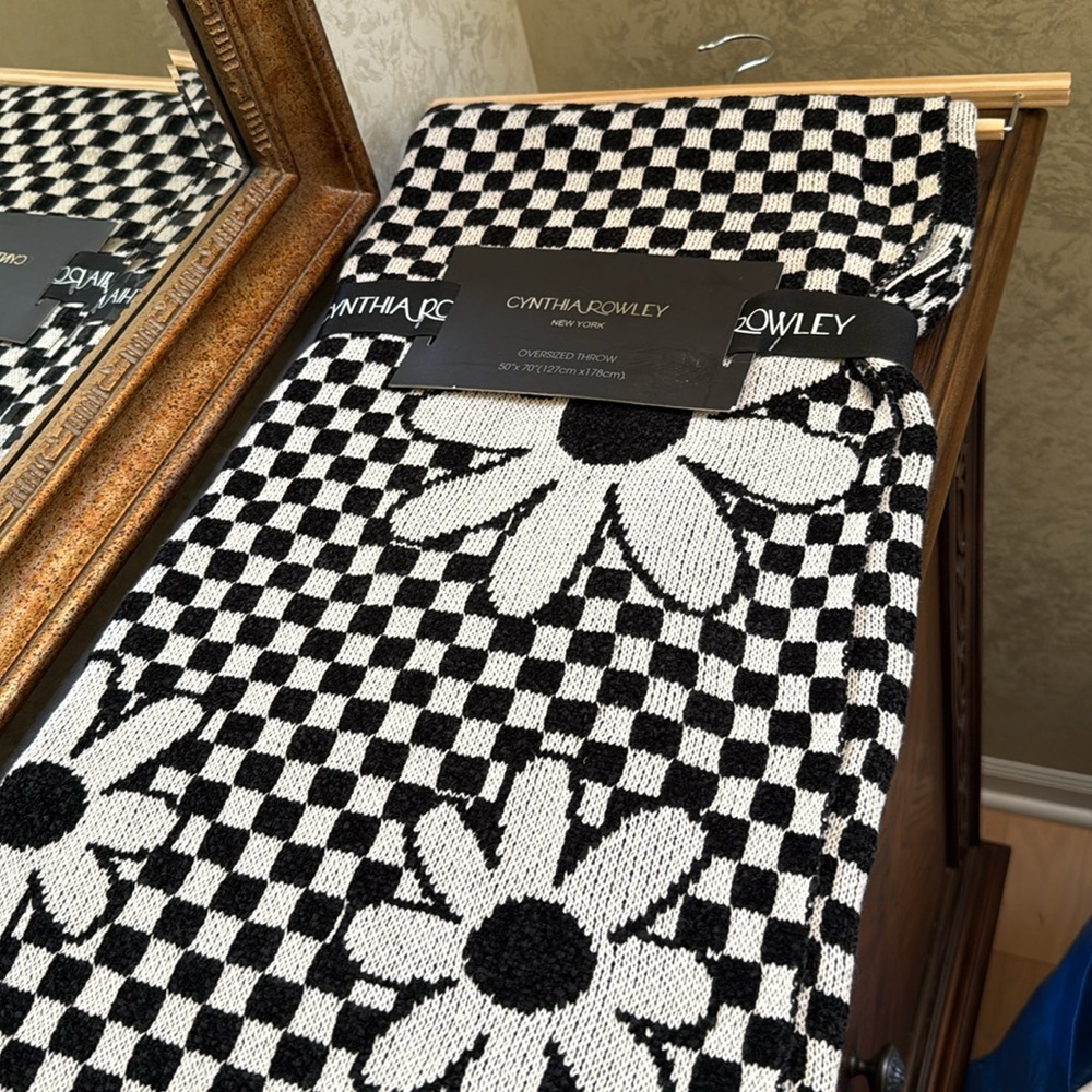 New Cynthia Rowley Oversized Checkered Daisy Throw. Sz 50” x 70”. Black & cream.